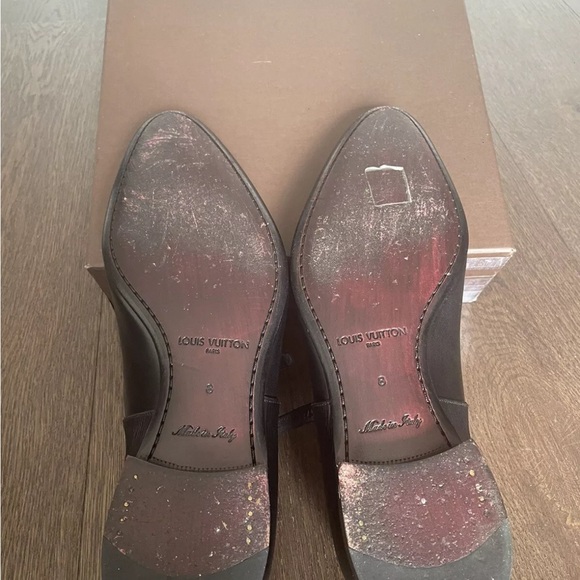 Very nice condition

Look perfectly elegant

Come with box - Picture 8 of 8